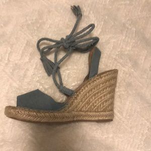 “Jean” light blue tie wedges